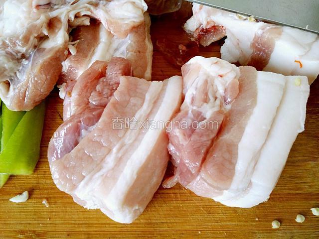 准备好一块优质的五花肉，切成大块备用。