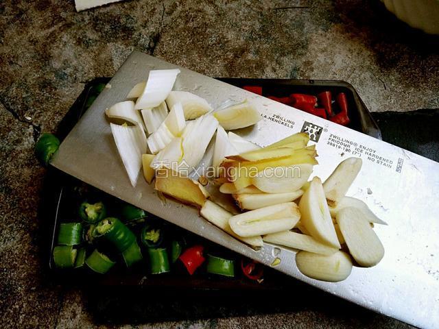 先把葱姜蒜切成片备用。