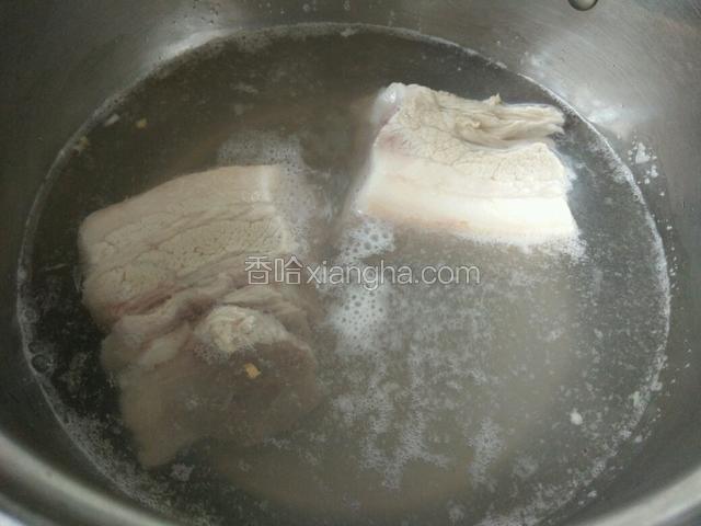 将切的五花肉，凉水放入锅中，焯水去血沫。