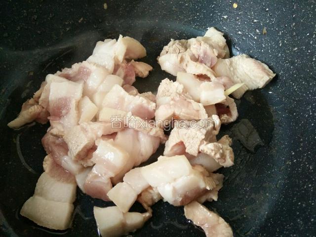 锅烧热，五花肉凉油下锅。