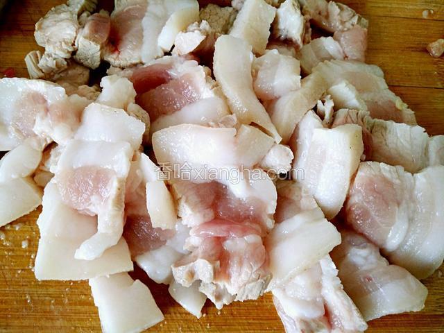 五花肉捞出切成五花肉片备用。