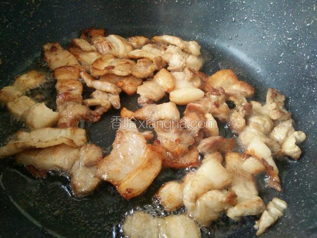 煸炒出油，五花肉变干。