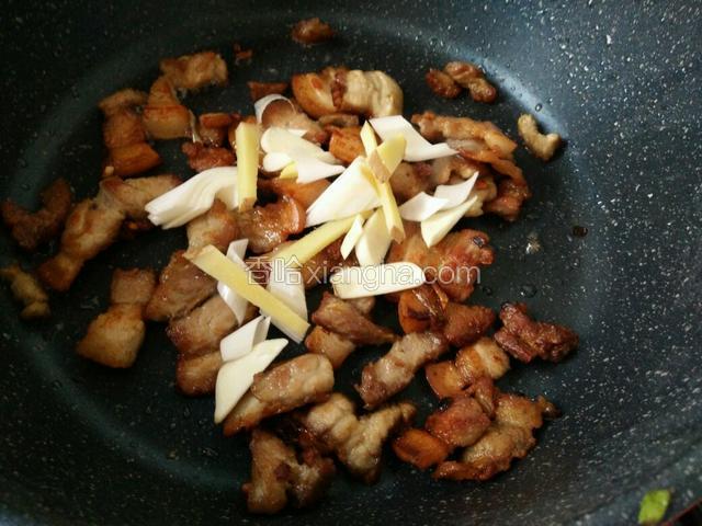 倒出多余的油脂，留少许油加入葱姜蒜片爆香。