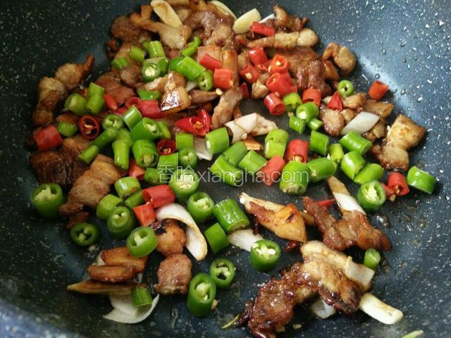 加入酱油，切好的辣椒粒继续炒。