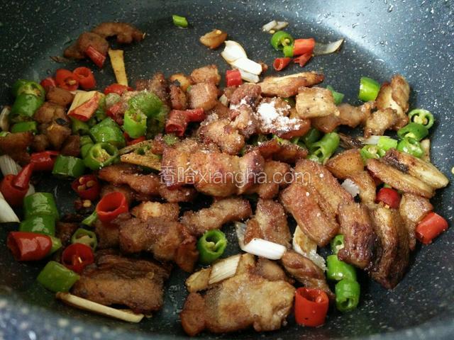 炒至入味，出锅前加入盐，花椒粉，糖