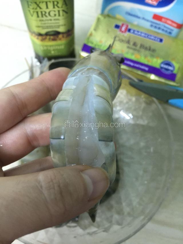 虾剪掉胡须，背部剪开，取出虾线