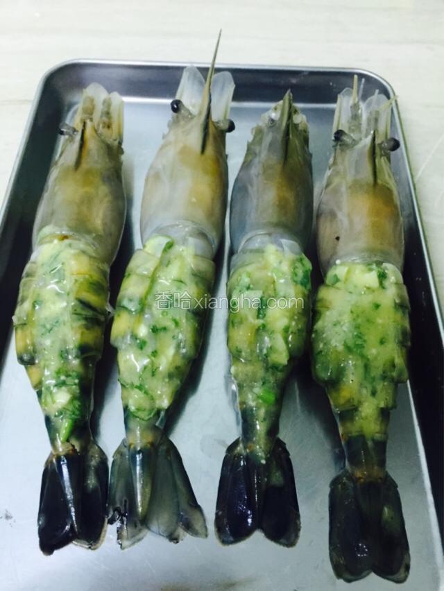 涂抹在虾身上，注意要灌进虾壳里面，这样比较入味