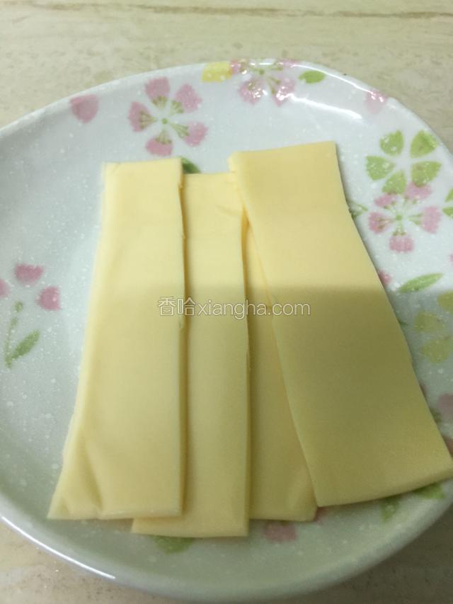 准备一片芝士，分成四份