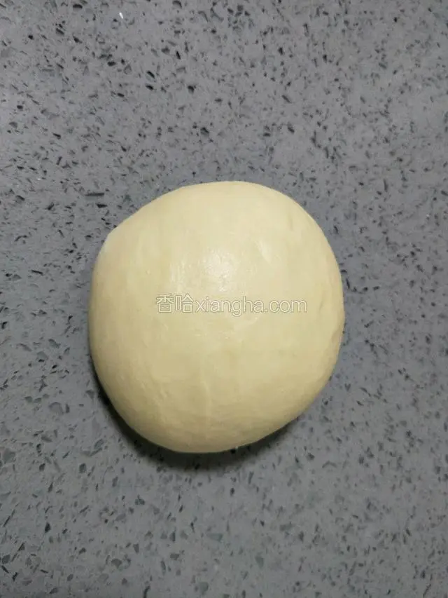 揉圆后，盖保鲜膜松弛15分钟