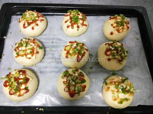最后撒上葱花，烤箱预热170度，上下火中层烤15分钟