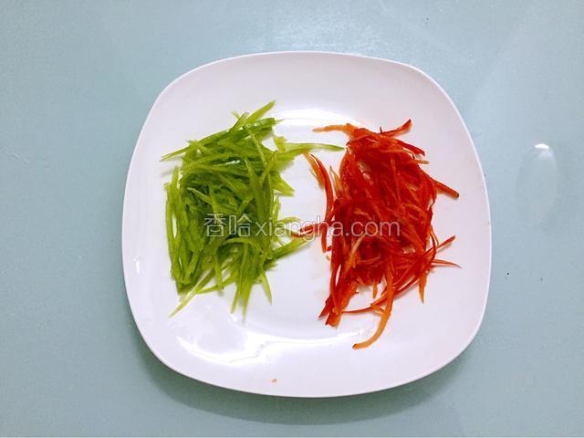 青红尖椒切成丝备用