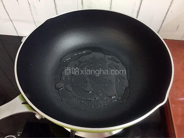 锅中倒入适量的食用油烧热