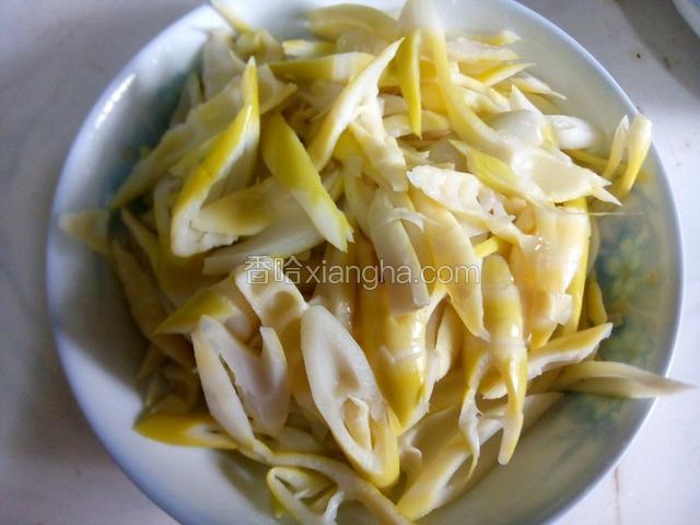 竹笋切片，焯水过滤。