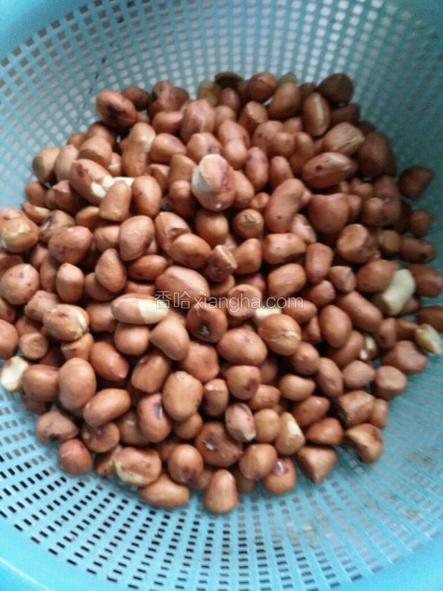 炒熟花生，把盐筛掉