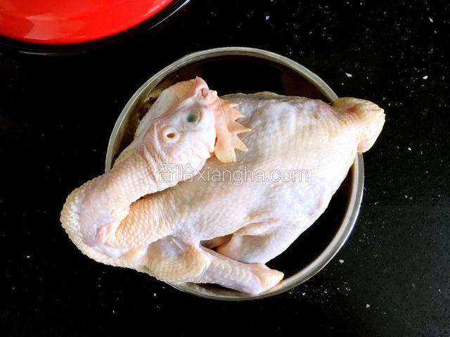 活鸡宰杀，用沸水烫去毛，剖腹，取出内脏、食管、气管，洗净。