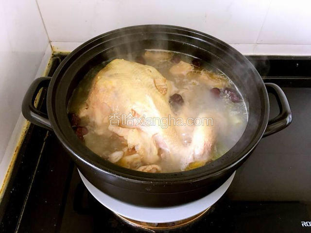 关火后的砂锅依然沸腾，依各人口味放入盐调味，轻轻搅拌均匀即可。