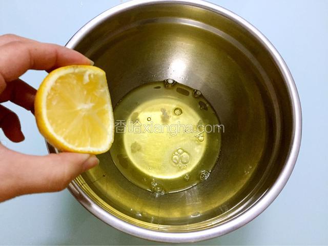 蛋白加入柠檬汁，用电动打蛋器打成粗泡