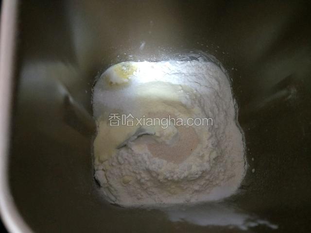 除黄油外，其他材料先液体后粉类放入面包机，盐和糖对交放，酵母放中间，启用和面20分钟。