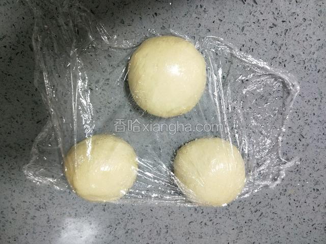 平均分成三分揉圆，盖保鲜膜松弛20分钟
