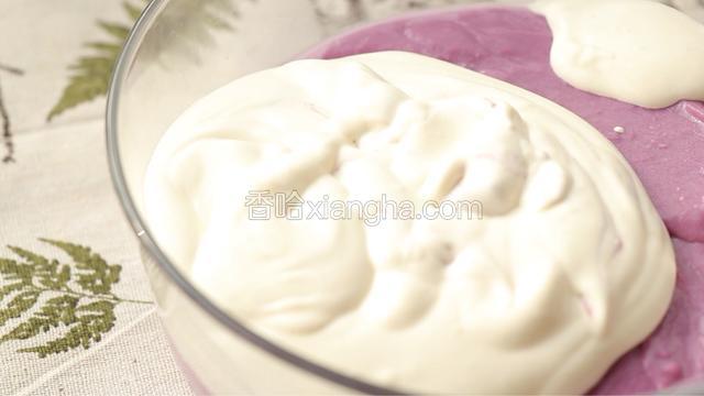 淡奶油倒入紫薯奶酪糊中，拌匀