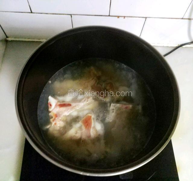 排骨用开水焯出血末，捞出清洗干净