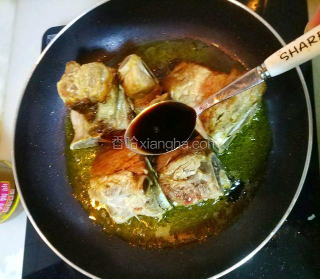 放入白糖，老抽，和生抽翻炒均匀