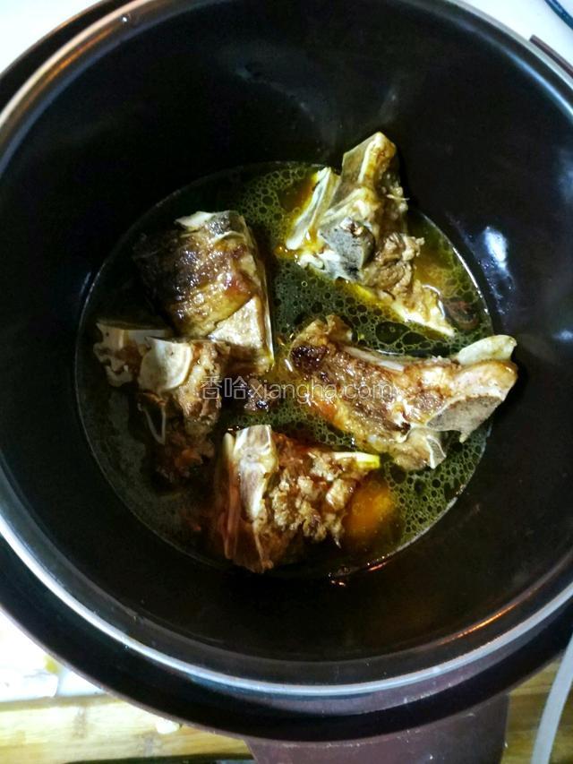 把排骨放入压力锅里，，添适量的水