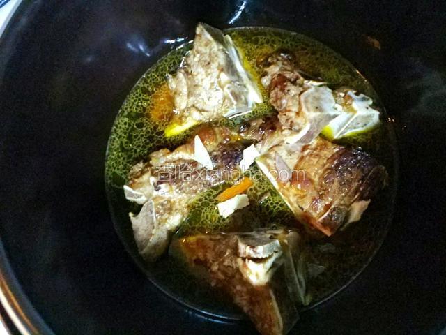 放入香叶和桂皮