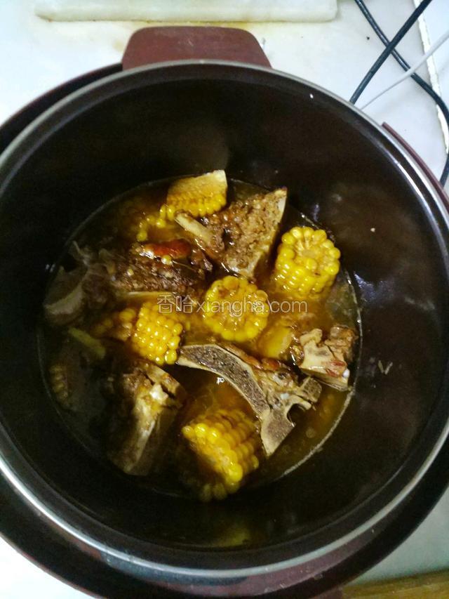 压好的排骨撒上葱花和鸡精即可