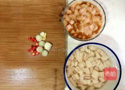 酸辣鸡肉藕丁的做法图解1