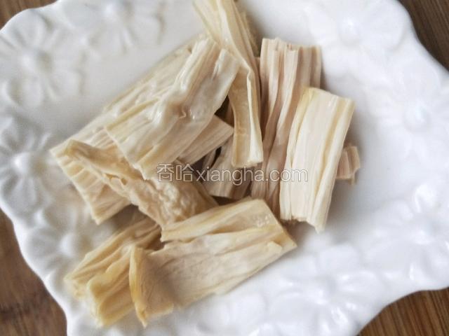 腐竹提前泡发切段