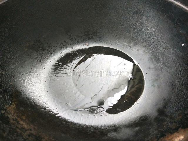 炒锅加油烧热