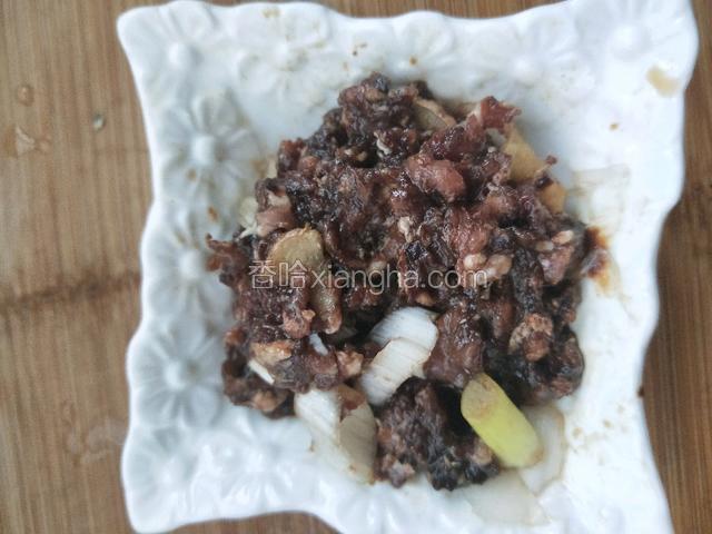肉馅加葱姜酱油搅拌均匀