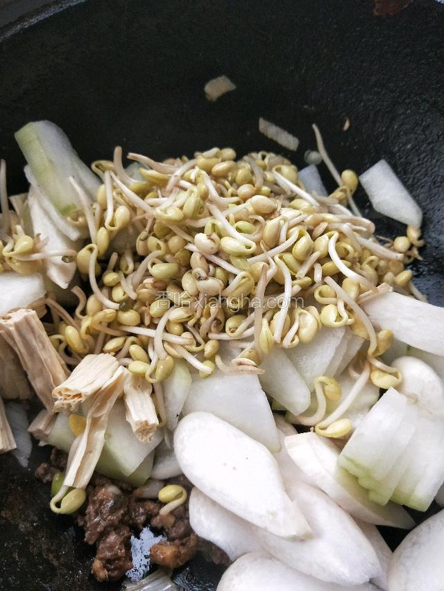 放入蔬菜腐竹杏鲍菇