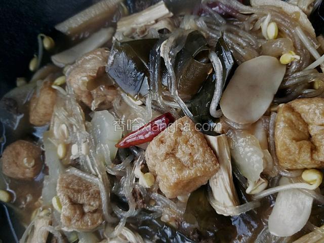 加入盐，辣椒，清水炖熟