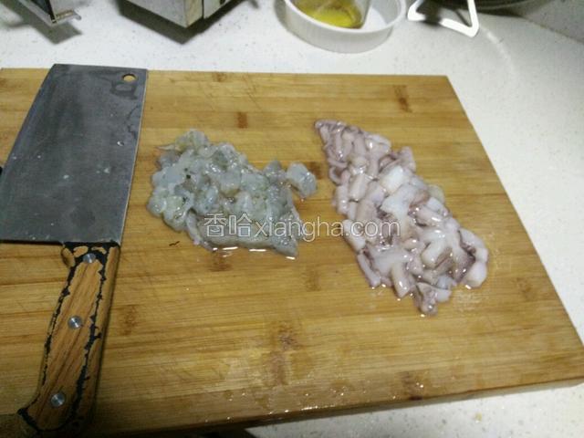 鱿鱼切成段，虾仁切成粒。