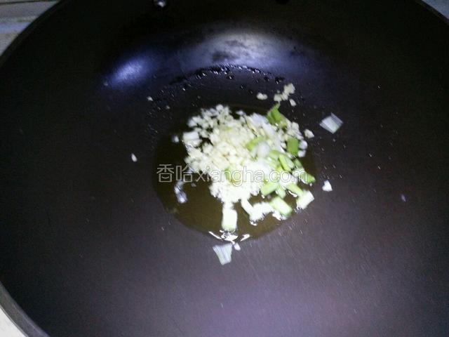 起锅放油，下入蒜蓉葱花爆香。