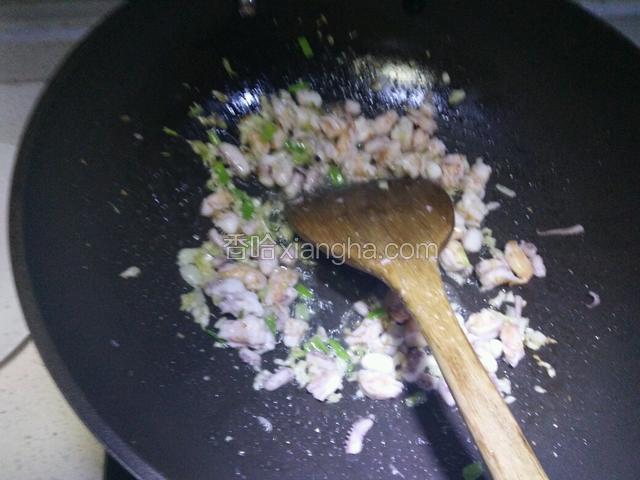 再加入鱿鱼、虾仁炒制，加入黑椒酱炒香。