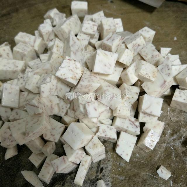 芋头去皮切成细粒状（去皮的时候要带手套，不然会痒）