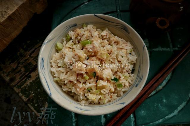 材料的量根据自己实际情况决定增减，我这次大概炒5碗米饭