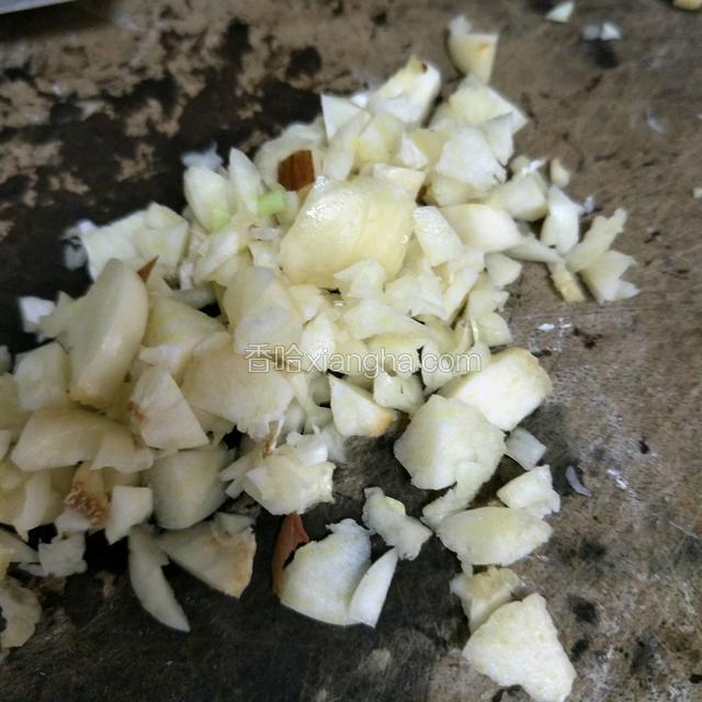 蒜头切细粒，葱切细粒。（葱忘了拍和蒜粒共图了）