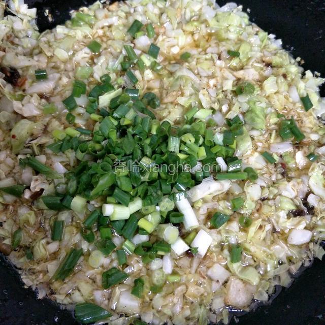 调最小火放入米饭和葱拌均匀