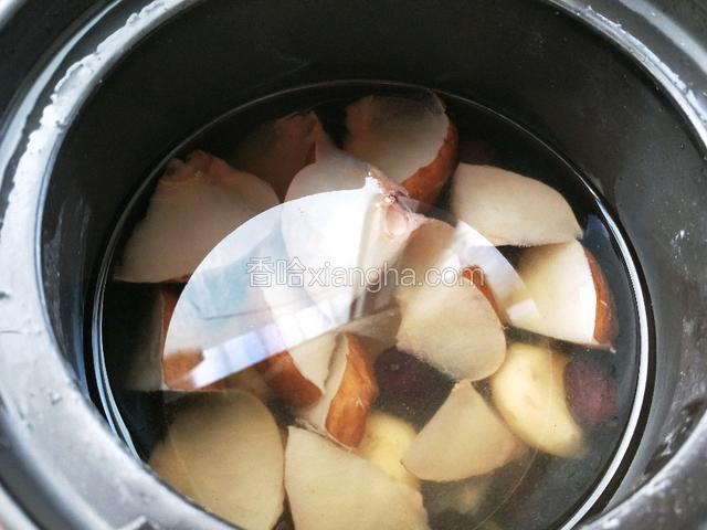 一道美味的红梨荸荠汤熬好了