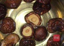 香菇烧肉的做法图解1