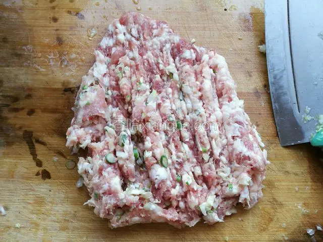 猪肉加葱姜剁成肉糜