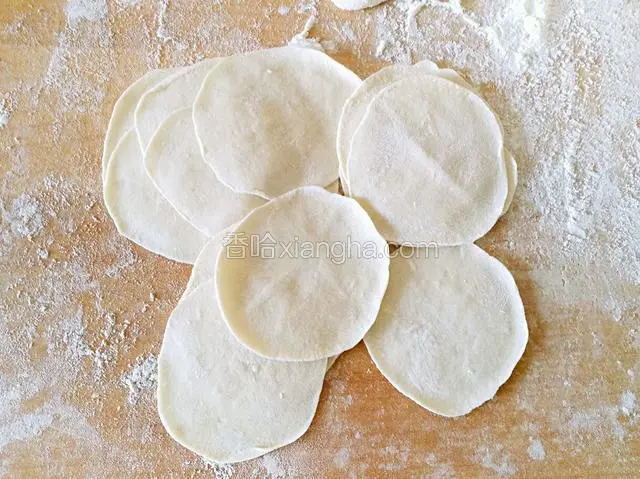 用擀面杖擀成饺子皮，尽量中间厚一点，四周稍薄
