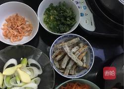 鱼饼虾米汤年糕的做法图解1