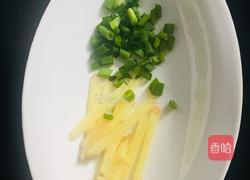 胡萝卜丝炒莴笋丝的做法图解2