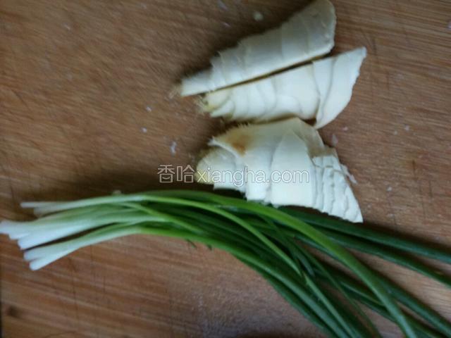冬笋洗干净切片，小葱洗干净切小段