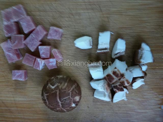 火腿肉切小粒，蘑菇切小粒